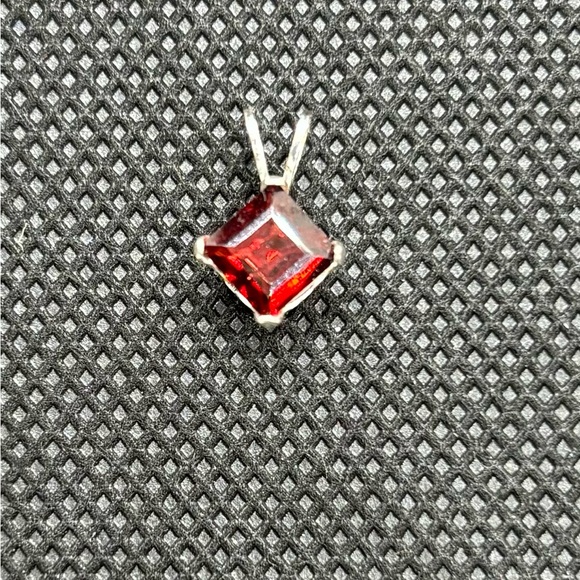 .78ct Natural Garnet pendant set in 925 Sterling Silver - Picture 3 of 5